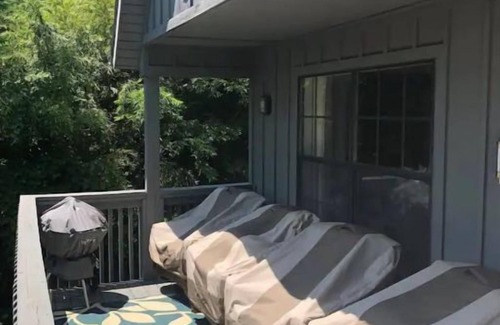 Fayetteville House | Mt Sequoyah Chalet with mountain view only minutes from town square!