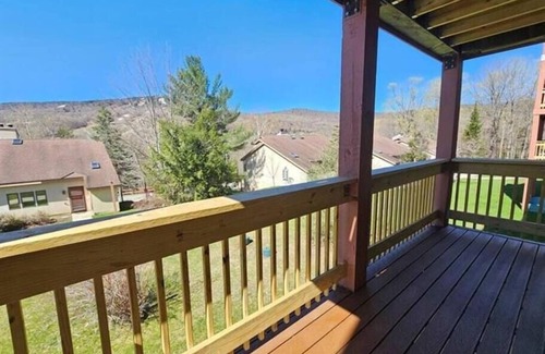 West Dover Apartment | Mt. Snow Condo with Pool-Mountain Views <1/2 mile to mtn