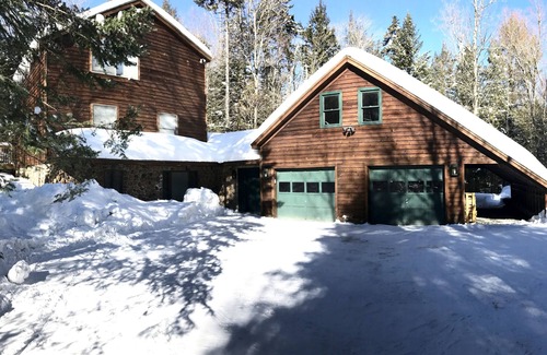 West Dover House | Mt. Snow Paradise - Indoor Jacuzzi & Sauna - Minutes to Mountain - Sleeps 10