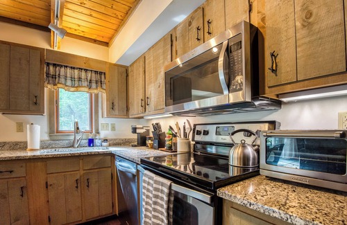 Bartlett House | Mt Washington Valley Fall getaway with game room and deck!