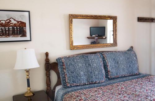 Independence Hotel | Mt Williamson Motel and Basecamp