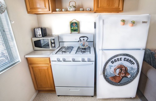 Independence Hotel | Mt Williamson Motel and Basecamp