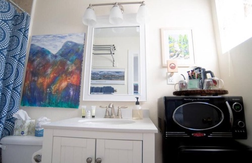 Independence Hotel | Mt Williamson Motel and Basecamp