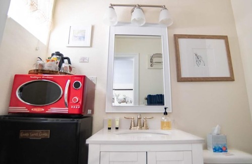 Independence Hotel | Mt Williamson Motel and Basecamp