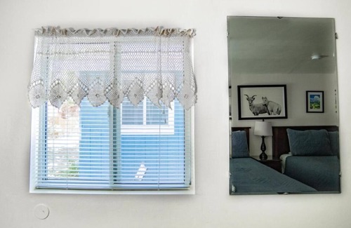 Independence Hotel | Mt Williamson Motel and Basecamp