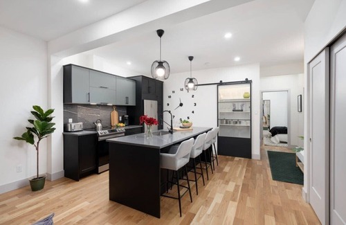 Mile End Apartment | MTL Fashion District I 3BDR- 2BA+Parking