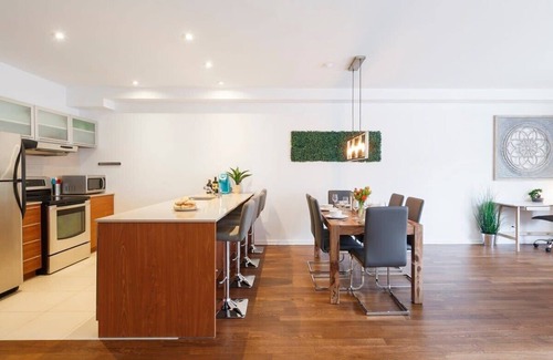 Plateau Mont Royal Apartment | MTLVR #01 | Modern Loft Plateau, A/C, Roku TV