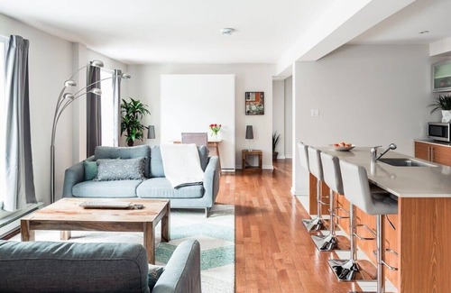 Plateau Mont Royal Apartment | MTLVR #03 | Prime Plateau location for up to 6!