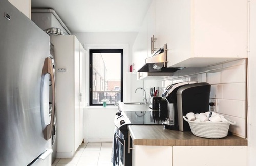 Plateau Mont Royal Apartment | MTLVR #06 | Live like a local, sleeps 8, A/C patio