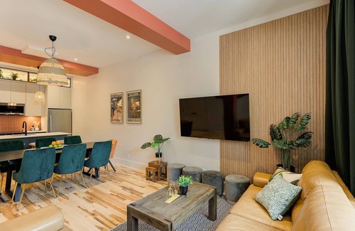 Plateau Mont Royal Apartment | MTLVR #18| Almost ground floor! 6 beds, central A/C