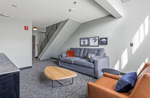 Silvertip Hotel | MTN House - King Loft Suite