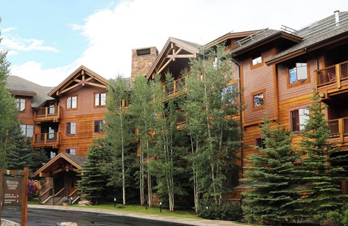 Breckenridge Condo | MTN. Thunder 2BR/2BA Corner Unit - 2 Queens in guest bedroom - 1 Block from Town