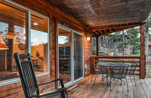 Green Mountain Falls Apartment | MTN Town Escape the Fox Den, 1 Bdrm luxury Apt