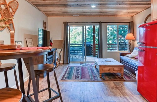 Green Mountain Falls Apartment | MTN Town Escape the Fox Den, 1 Bdrm luxury Apt