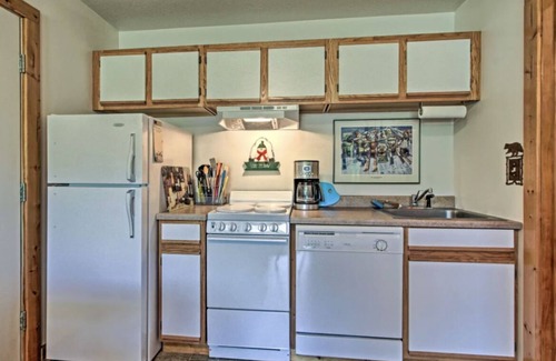 Big Sky Condo | Mtn View Beauty- Walk to Slopes & Lake Lavinski- Top Rated Condo-Sleeps 5-Cheap