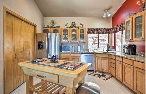 Cripple Creek Cabin | Mtn-View Cabin w/Deck, 3 Mi to Cripple Creek!