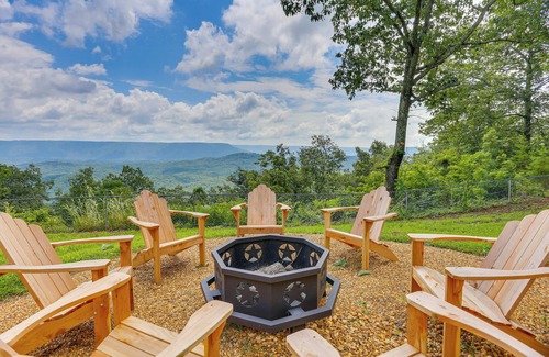 Flat Rock House | Mtn-View Gem: Flat Rock Retreat w/Deck & Grill!