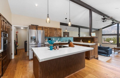 Three Rivers House | Mtn View, Hot Tub, Open Kitchen, 10m to Sequoia