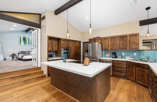 Three Rivers House | Mtn View, Hot Tub, Open Kitchen, 10m to Sequoia