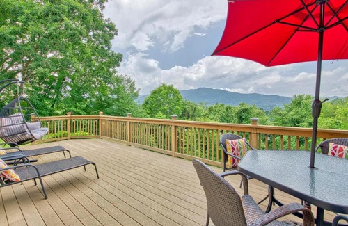 Waynesville House | Mtn-View Waynesville Home Less Than 1 Mile to Main St