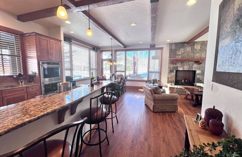 Three Peaks Ski Chalet | Mtn Views Dog-Friendly Ev Charger Ski/Hike