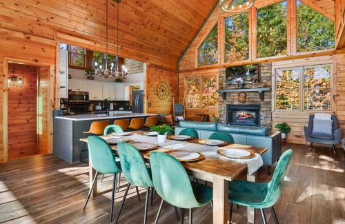 Epworth Cabin | MTN VIEWS! Modern Cabin, Hot tub, Games, Families!