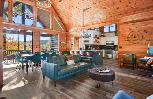Epworth Cabin | MTN VIEWS! Modern Cabin, Hot tub, Games, Families!