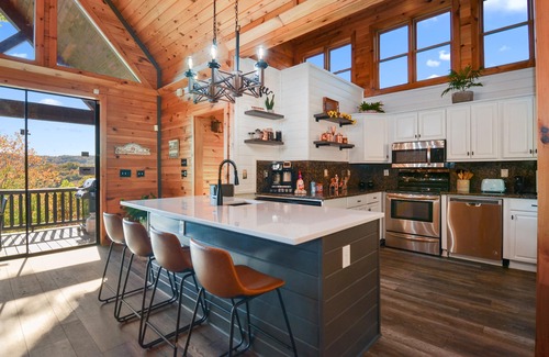 Epworth Cabin | MTN VIEWS! Modern Cabin, Hot tub, Games, Families!