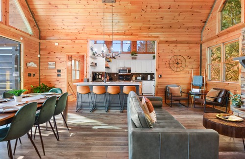 Epworth Cabin | MTN VIEWS! Modern Cabin, Hot tub, Games, Families!