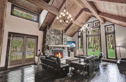 Cooke City-Silver Gate House | MTNLUX Refuge Creekside Sauna & Hot Tub