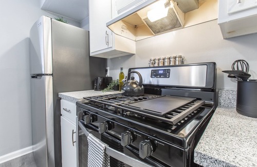 Riverside Apartment | MTR Private Apartment | 10min Downtown | Renovated | WiFi | Clean!