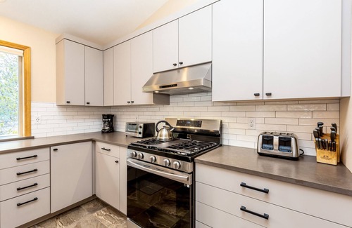 Deer Park House | MTRO11 - Fabulous Home - 2 King Suites, Ping Pong, Foosball, A/C
