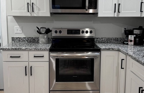 Murfreesboro House | MTSU football and Downtown Murfreesboro! Near Siegel soccer, Nashville! New 2BR