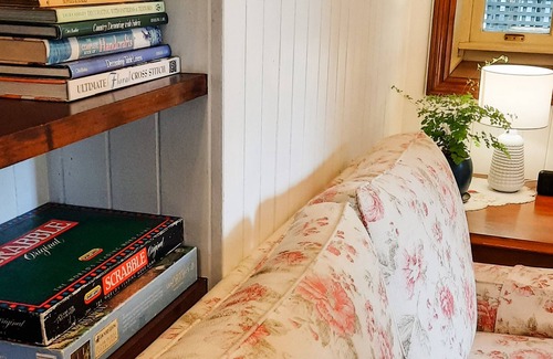 Eagle Heights Cottage | Mulberry Cottage is a cosy historic home close to nature, shops and cafes.