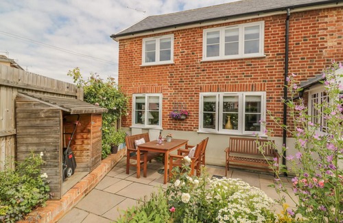 Hadleigh Cottage | MULBERRY COTTAGE, family friendly, with a garden in Hadleigh