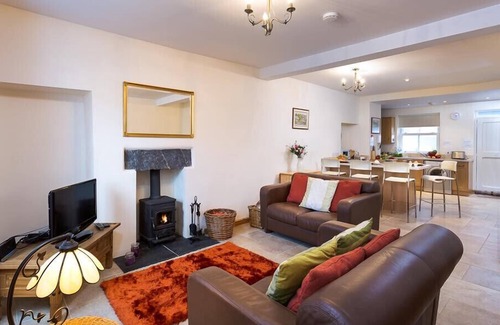 Staveley Cottage | MULBERRY COTTAGE, pet friendly, with open fire in Kendal