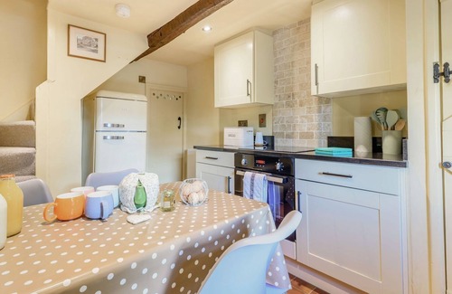 Youlgreave Cottage | MULBERRY COTTAGE, pet friendly, with open fire in Youlgreave
