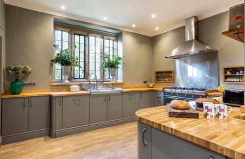 Winsham Villa | Mulberry House - Seven Bedroom Villa, Sleeps 16
