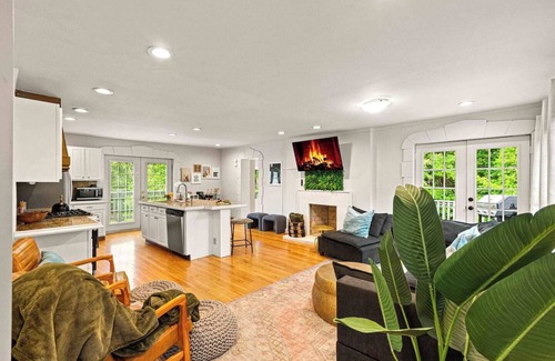Pleasant View House | Multi-Family Haven! 22ppl, Hot Tub, Golf