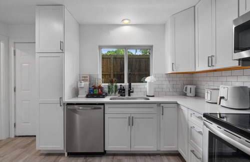 Coronado Hills House | Multi Home - Up to 16 people - Balcony Access