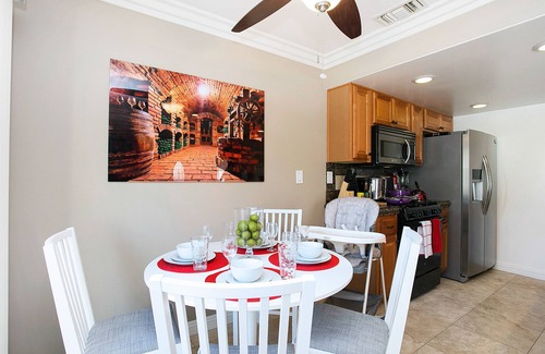 Downtown Condo | Multi-Level 2BR-Fast WiFI-Free Parking!-CM-1