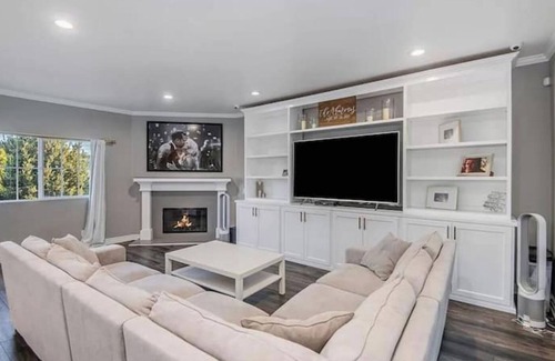 Woodland Hills House | Multi-Level 5BR Villa in Great Location- Must See!