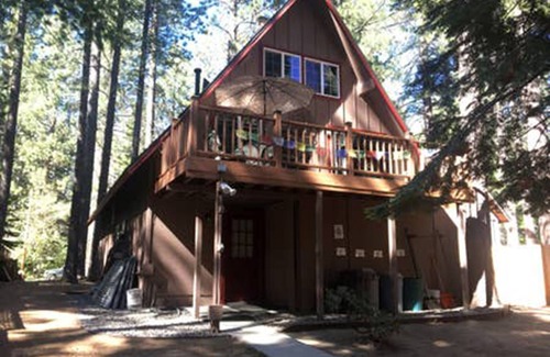 South Lake Tahoe Cabin | Multi-level A-Frame Cabin w/PRIVATE HOT TUB, SAUNA w/HEATED SIDEWALK -Sleeps 8