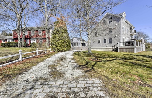 Marion Center Cottage | Multi-level Marion House: Loft, Deck + Ocean Views