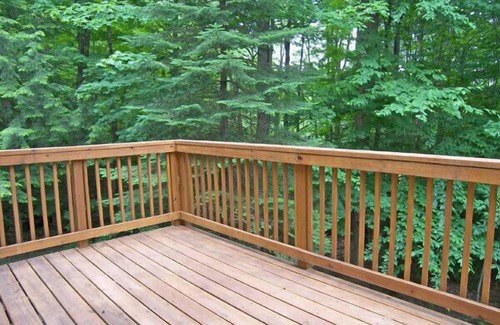 Lincoln House | Multi-level, spacious, AC/FP, wood view, deck, swim club. F1344 by LRS
