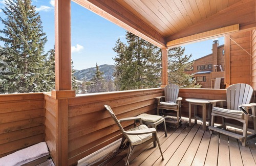 Keystone House | Multilevel Townhome Near the Slopes, Includes Poolhouse with Hot Tub & Sauna!