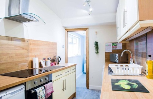 Mumbles Condo | Mumbles Apartment near to shops and beach
