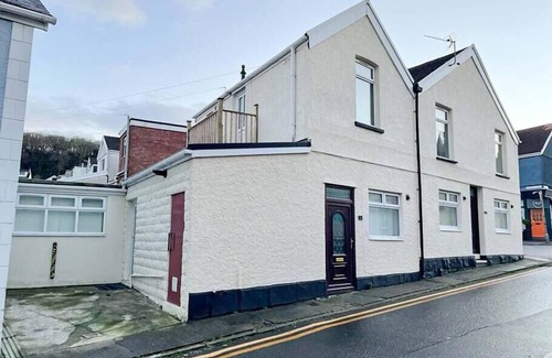 Mumbles Condo | Mumbles Apartment near to shops and beach