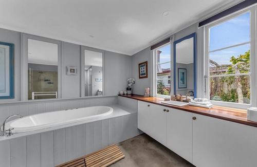 Merimbula Cabin | Munns Tower House- In the Heart of Merimbula