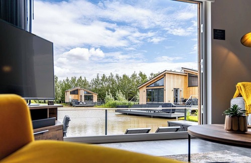 Frampton Ski Chalet | Muntjak Lakeside Lodge